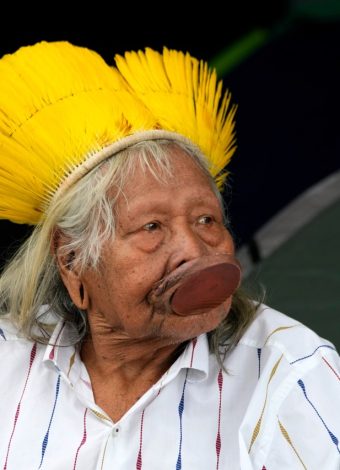 Chief Raoni, 94, receives palliative care at home in Brazil